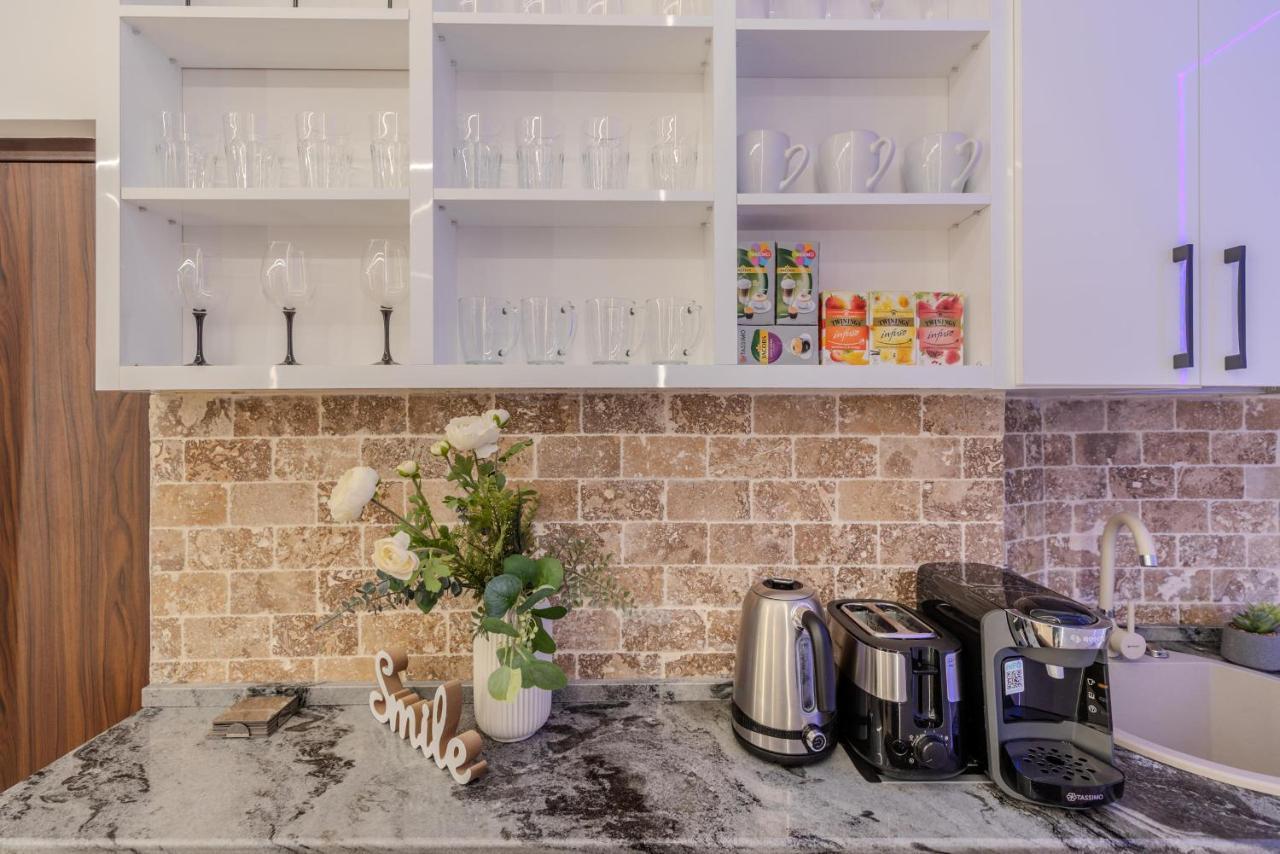 Luxury Living: Smart 2Br Apartment At Unirii Square Bukares Bagian luar foto