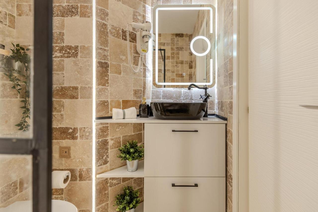 Luxury Living: Smart 2Br Apartment At Unirii Square Bukares Bagian luar foto