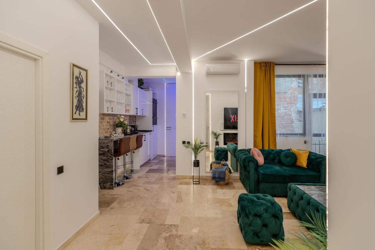 Luxury Living: Smart 2Br Apartment At Unirii Square Bukares Bagian luar foto