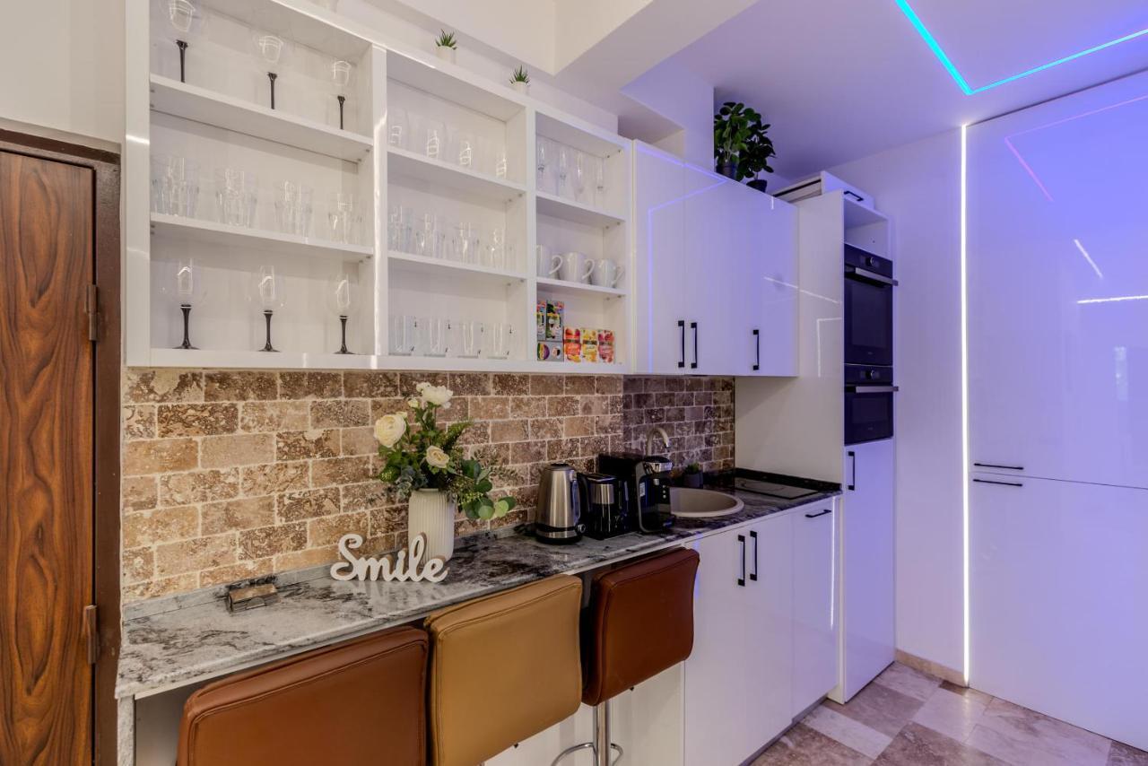 Luxury Living: Smart 2Br Apartment At Unirii Square Bukares Bagian luar foto