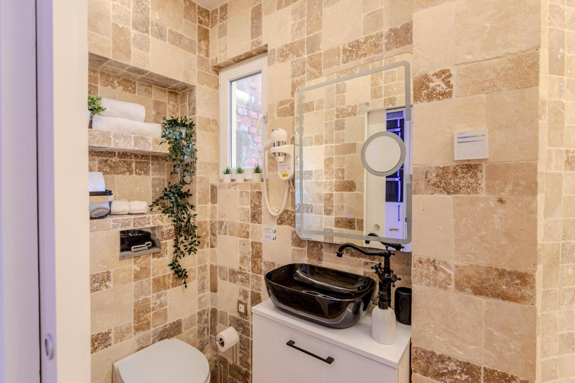 Luxury Living: Smart 2Br Apartment At Unirii Square Bukares Bagian luar foto