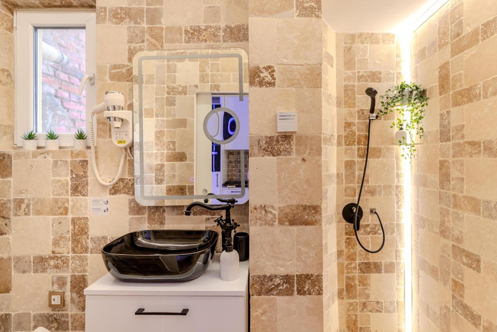 Luxury Living: Smart 2Br Apartment At Unirii Square Bukares Bagian luar foto